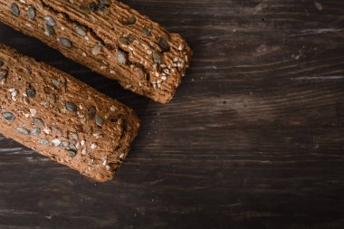 Kopya alanı ile ahşap kahverengi arka plan üzerinde krono ekmek üst görünümü