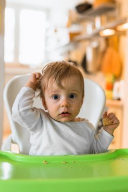 bebek çocuk bisküvi yiyor