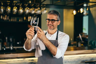 Barmen kafe barda gözlük temizleme 