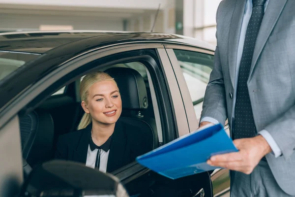 Car Suits You Best Salesman Showing Woman Brochure Car Dealership — Stock Photo, Image