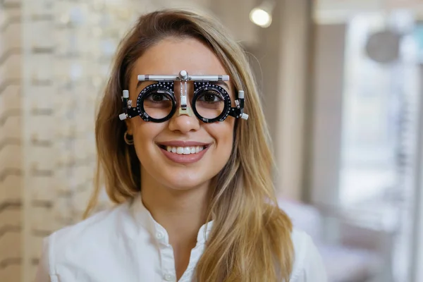 Mujer Usando Marco Prueba Mirando Cámara — Foto de Stock