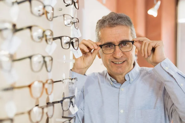 Dospělý Muž Který Vybírá Nejlepší Brýle Moderním Optickým Obchodě — Stock fotografie