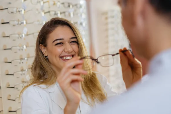 Feminino Óptico Ajudando Cliente Masculino Para Encontrar Melhores Óculos Loja — Fotografia de Stock