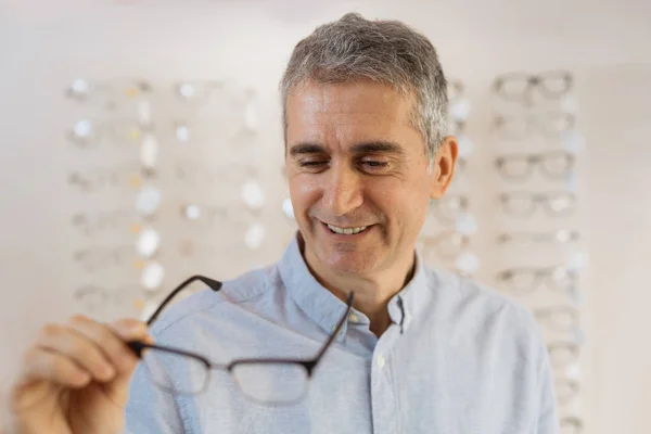 Muž Který Zkouší Brýle Pro Nejlepší Vidění Optickým Obchodě — Stock fotografie