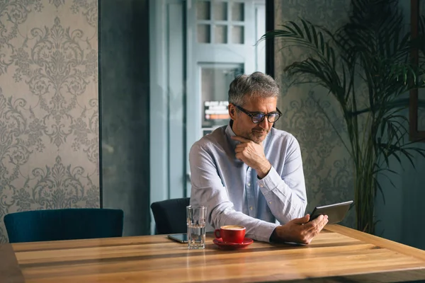 Mann Mittleren Alters Benutzt Tablette Und Trinkt Kaffee Restaurant — Stockfoto