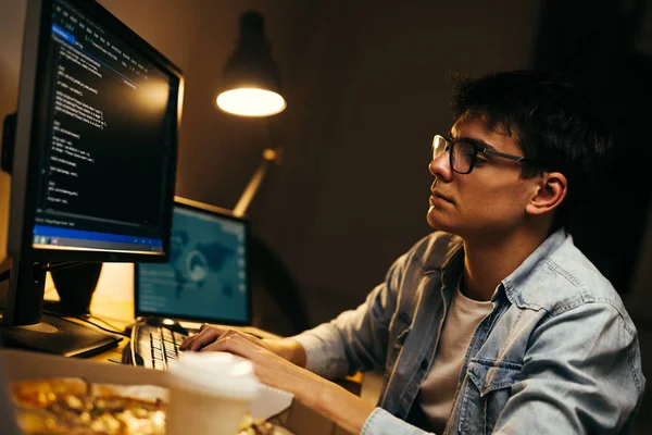 Nastolatek Hacker Pracy Późno Komputerze Jego Mieszkaniu — Zdjęcie stockowe
