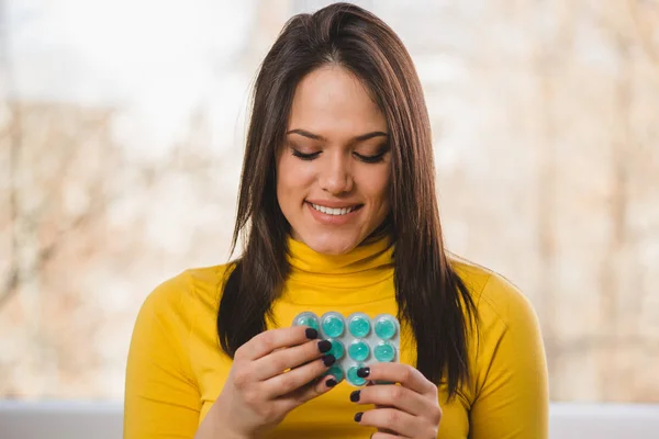 Retrato Mulher Tomando Pílulas — Fotografia de Stock