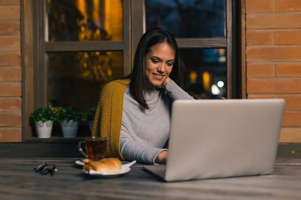 Donna Che Gode Serata Perfetta Caffè Con Laptop Croissant — Foto Stock