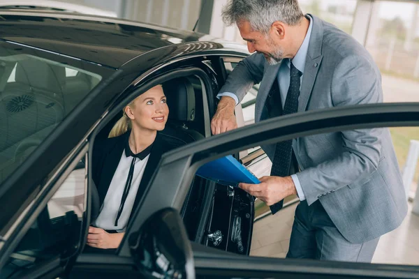 Salesman Dealership Showroom Talking Customer Helping Him Choose New Car — Stock Photo, Image