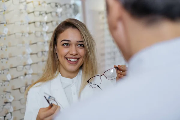 Ženská Optika Pomáhá Mužským Zákazníkům Najít Nejlepší Oční Brýle — Stock fotografie