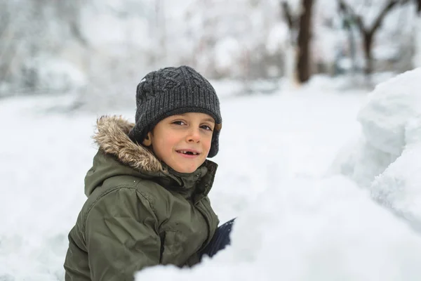 Little Boy Playing Outdoor Snow — Stock Photo, Image