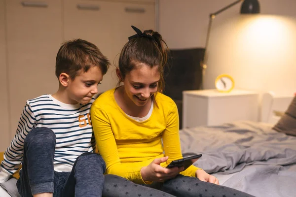 Bruder und Schwester spielen zu Hause auf dem Tablet — Stockfoto