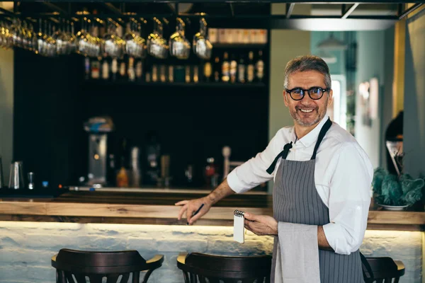 Dojrzały Barman Stojący Obok Licznik Kawiarnia Bar — Zdjęcie stockowe