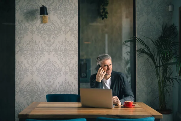 Człowiek Rozmawia Telefon Komórkowy Kawiarni Bar — Zdjęcie stockowe