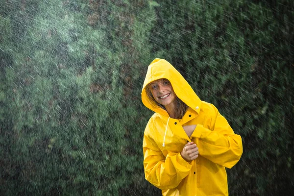 Happy Girl Pokryte Żółtym Płaszczem Gry Deszczu — Zdjęcie stockowe