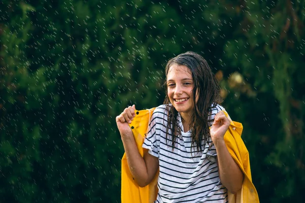 Menina Vestindo Capa Chuva Amarela Nos Ombros — Fotografia de Stock