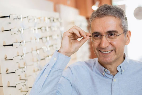 Portrét Vyzrálého Muže Brýlích Optickým Obchodě — Stock fotografie