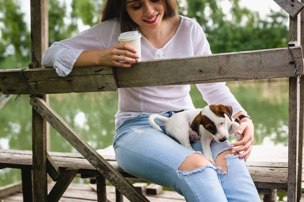 川のドックでコーヒーを飲む女性 — ストック写真