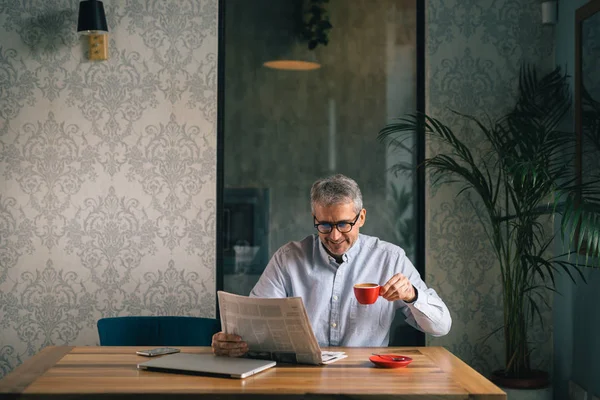 Człowiek Czytanie Gazety Picie Espresso Kawiarnia — Zdjęcie stockowe