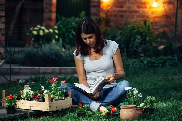 Žena se svými sazenicemi v zahradě — Stock fotografie
