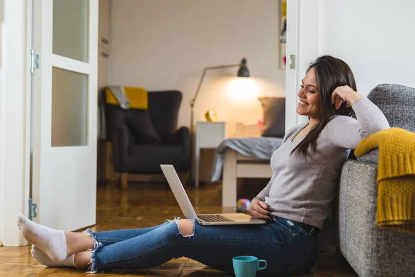 Relaxed Woman Using Laptop Drinking Coffee Home — Stock Photo, Image