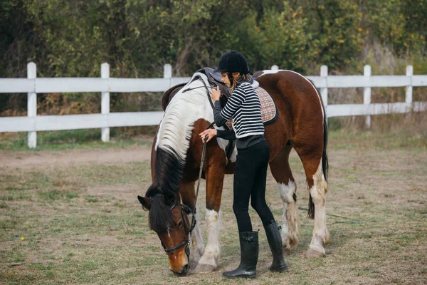 乗るために馬を準備十代の少女 — ストック写真