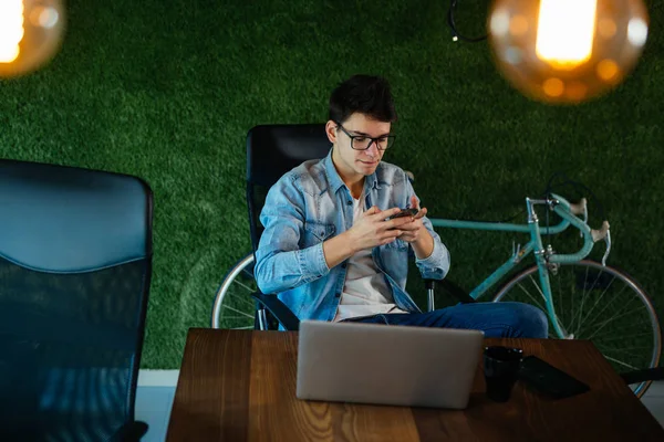 Молодий Чоловік Використовує Свій Смартфон Офісі — стокове фото