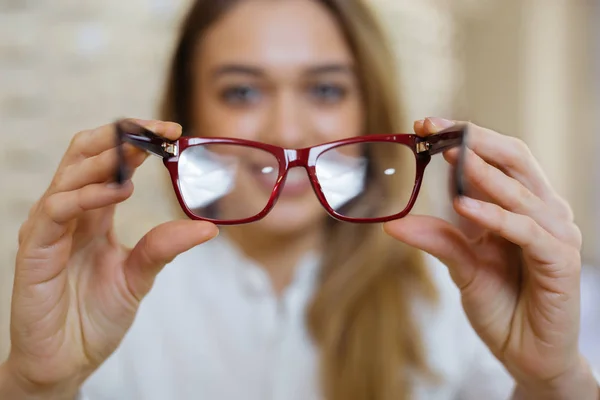 Mujer Sosteniendo Anteojos Hacia Cámara — Foto de Stock