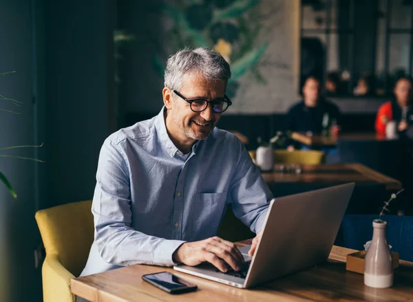 Felice Uomo Dai Capelli Grigi Utilizzando Computer Portatile Bar Caffè — Foto Stock