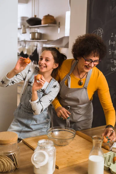mutfakta birlikte. büyükanne ve torun pişirme.