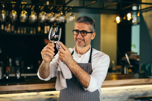 Barman Okulary Czyszczące Kawiarni Bar — Zdjęcie stockowe