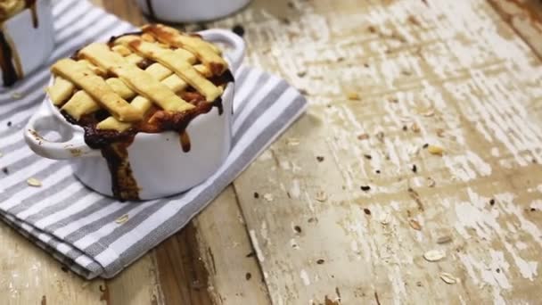 Frisch Gebackene Apfelkuchen Mit Grau Gestreifter Serviette Auf Rustikalem Holztisch — Stockvideo