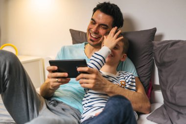 birlikte aile zamanı. evde tablet kullanan baba ve oğul