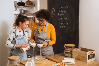 Mutfak ev kalp f. kıdemli kadın nasıl pişirmek için torunu öğretim