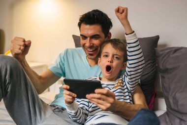 birlikte bir sonraki seviyeye olsun. evde tablet kullanan baba ve oğul