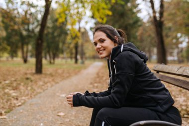Kadın Park jogging önce Bench üzerinde istirahat