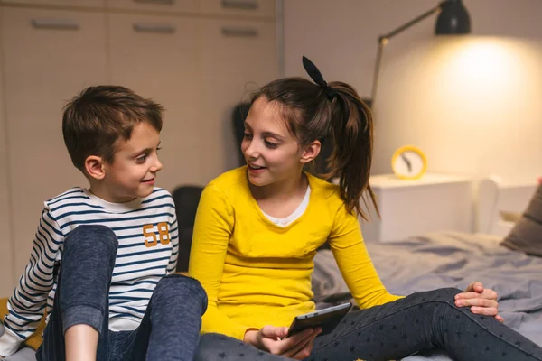 Bruder Und Schwester Spielen Hause Auf Dem Tablet — Stockfoto