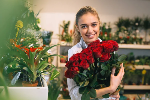 Femme Entrepreneur Tenant Des Roses Rouges Dans Boutique Fleurs — Photo
