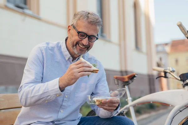 Mature Man Eating Sandwiches Outdoor City — Stock Photo, Image