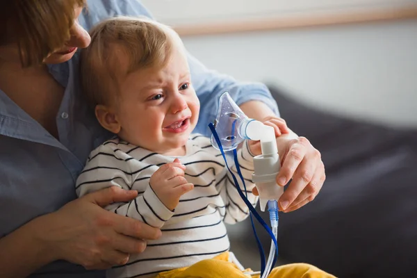 Küçük çocuk nefes almak istemiyor.