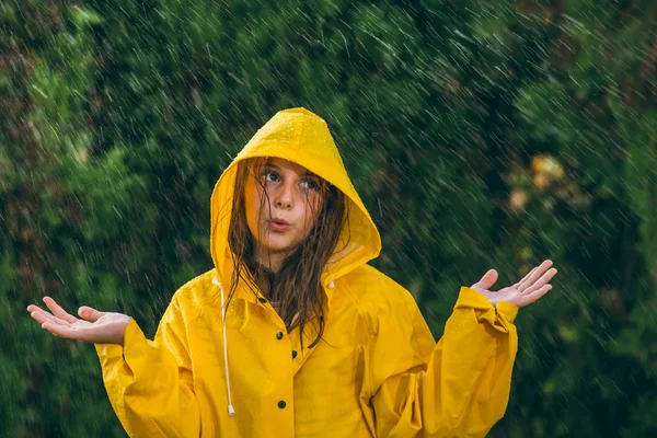 Dziewczyna Żółtym Płaszczu Bawią Się Deszczu — Zdjęcie stockowe