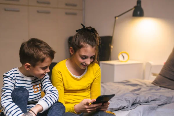 Bruder Und Schwester Spielen Hause Auf Dem Tablet — Stockfoto