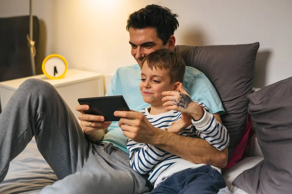 Familienzeit zusammen. Vater und Sohn mit Tablet — Stockfoto