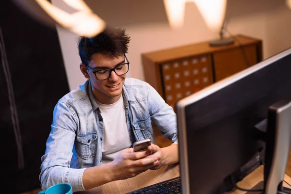 Uomo Che Usa Sua Smartphine Mentre Lavora Computer Casa Sua — Foto Stock