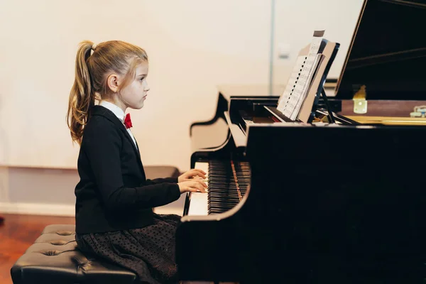 漂亮的小女孩在学弹钢琴 — 图库照片