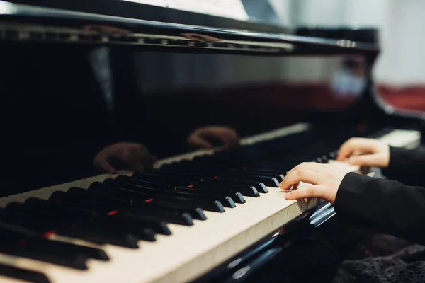 Närbild Liten Flicka Spelar Piano — Stockfoto