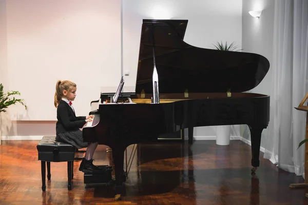 Bella Bambina Che Impara Suonare Pianoforte — Foto Stock