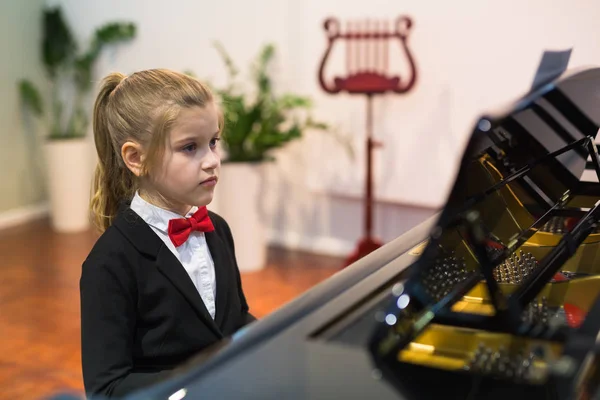 Linda Niña Aprendiendo Tocar Piano — Foto de Stock