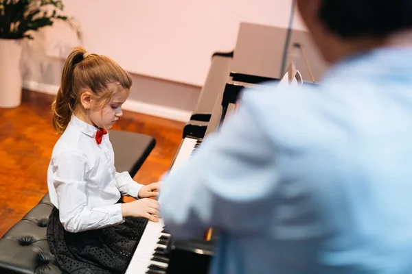 Kleines Mädchen Spielt Mit Unterstützung Eines Professors Klavier — Stockfoto