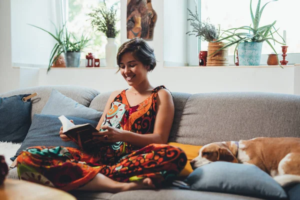Frau Verbringt Zeit Entspannt Auf Sofa Beim Lesen Von Buch — Stockfoto